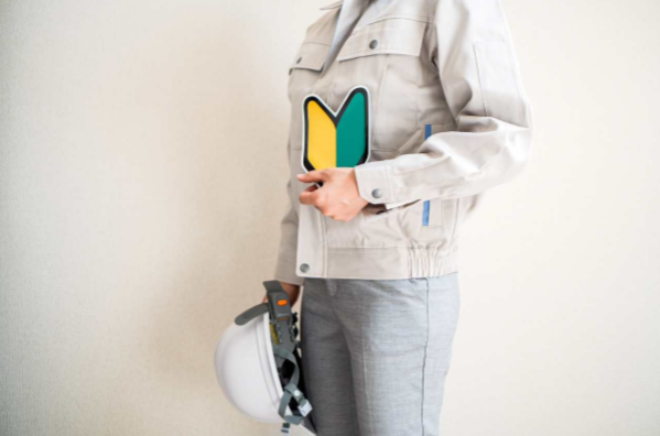 若葉持つ女性スタッフ